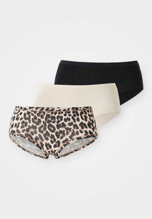Tři páry hipsterských slipů: jedny s leopardím potiskem, jedny béžové a jedny černé. Vyrobené z měkké tkaniny s hladkým povrchem a elastickými pásky v pase.