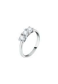 Anello a tre pietre con gemme rotonde chiare montate su una fascia in argento lucido con una finitura liscia. Le pietre sono saldamente fissate da rastrelli.