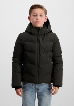 Zwarte pufferjack met een rits aan de voorkant en capuchon, met een gladde textuur en zijzakken, gedragen over lichtblauwe jeans.