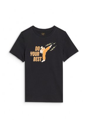 Czarny t-shirt z krótkim rękawem z grafiką osoby kopiącej oraz pomarańczowym napisem "DO YOUR BEST" i błyskawicami.