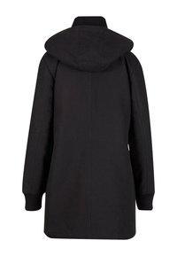 Manteau noir à capuche avec une coupe décontractée. Dispose de poignets côtelés et d'un design simple et épuré. Fabriqué en tissu lisse avec une finition mate.