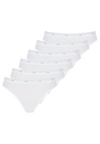 Zeven paar witte katoenen onderbroeken met een lichtblauwe tailleband met kleine stippen, met een eenvoudig en functioneel ontwerp.
