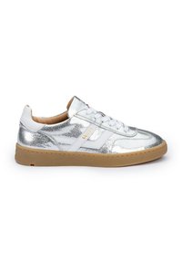 Sneaker metallico argento con pelle liscia e suola in gomma naturale. Presenta dettagli bianchi, punta rotonda e chiusura con lacci standard.