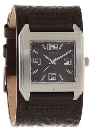 Zegarek na nadgarstek o kwadratowej kopercie z ciemną tarczą, srebrnymi wskazówkami godzinowymi i grubym brązowym paskiem ze skóry, na którym wytłoczono napis „S. Oliver.”