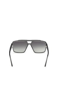 Gafas de sol negras con un marco grueso y angular, que cuentan con un doble puente, lentes degradados y patillas elegantes. Textura suave con acabado brillante.