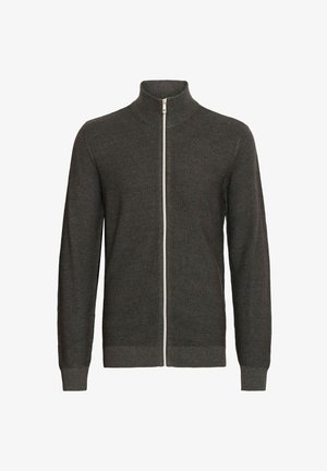 Tumši pelēks kapuci džemperis ar augstu apkakli, ribota tekstūra un garām piedurknēm, ar kontrastējošu baltu rāvējslēdzēju. Minimālistisks dizains.