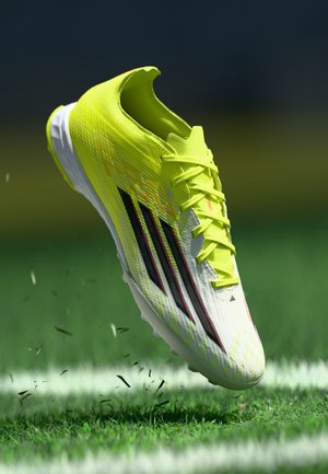F50 PRO TURF UNISEX - Műfüves pályára készült futballcipő - team solar yellow 2/core black/lucid red