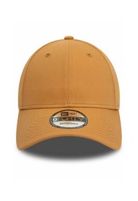 Verstellbare Kappe aus golden-orangefarbenem Stoff, sechs Panel-Struktur, gebogener Schirm und ein runder Logo-Aufkleber auf der Vorderseite. Sichtbare gestickte Akzente.