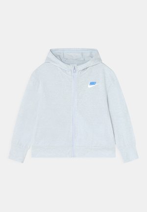 Sudadera con cremallera gris hecha de un tejido suave, con cremallera frontal, capucha y un logo azul de Nike en el área del pecho izquierdo.