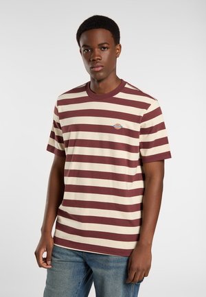 Gestreiftes T-Shirt aus weicher Baumwolle, mit breiten burgunderroten und cremefarbenen Streifen, einem Rundhalsausschnitt und einem kleinen Logopatch auf der Brust.