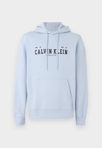 Svetlomodrá mikina vyrobená z látky, s prednou kapsou, kapucňou so šnúrkami a čiernym potlačeným textom "CALVIN KLEIN Established 1968" na prednej strane.