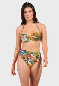 Färggsatt bikinitset med en vadderad, utan axelband, topp med flerfärgade mönster och högmidjade underdelar. Tillverkat av stretchigt badmaterial.