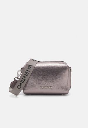 Metallic pink Leder-Umhängetasche mit Logo-Träger, rechteckiger Form und Reißverschluss. Merkmale sind eine strukturierte Außenseite und silberne Beschläge.