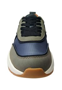 Sneakers da uomo in un mix di suede grigio e materiale sintetico blu scuro. Lacci neri spessi e suola in gomma con una presa texturizzata.