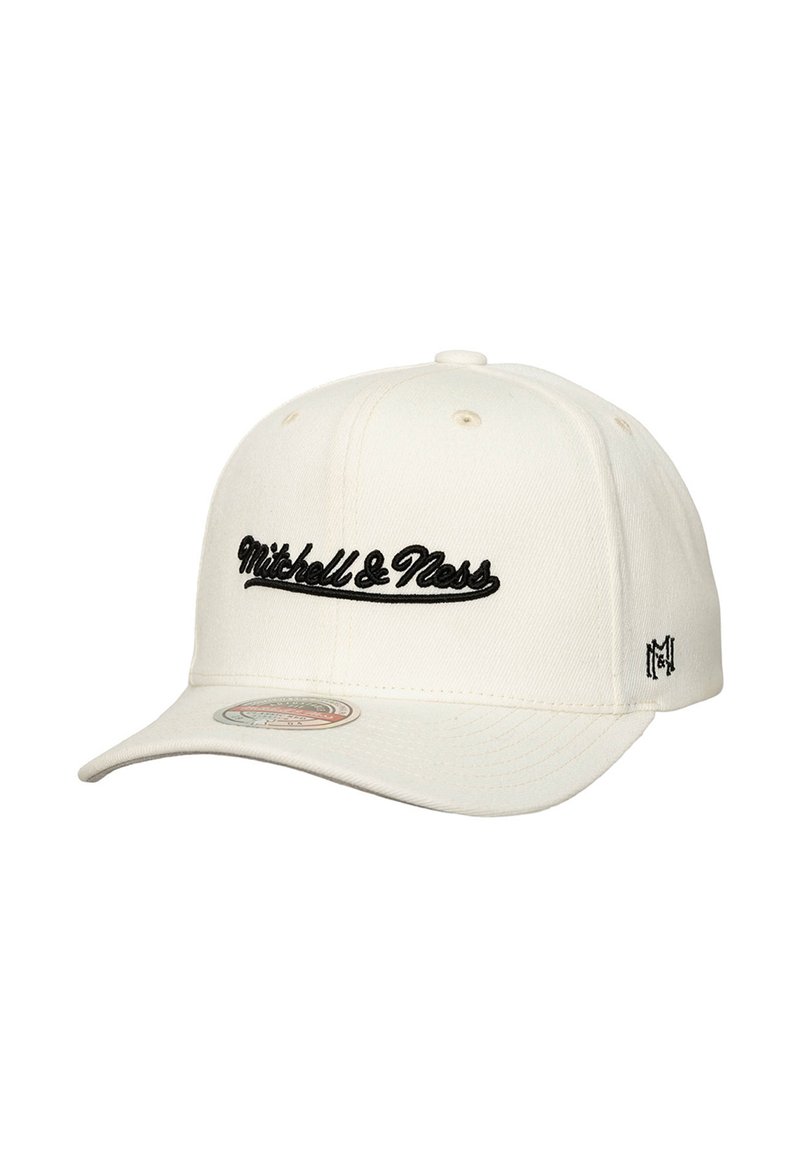 Beżowa czapka baseballowa z zakrzywionym daszkiem, z czarnym haftem "Mitchell & Ness" z przodu oraz małym czarnym logo "MN" z boku.