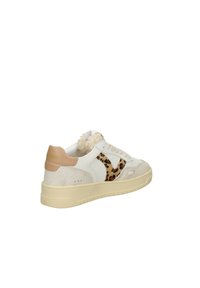Weiße Sneaker mit einem Leopardenmuster-Akzent, beigen Details und strukturierten Oberflächen. Weiches Futter und dicke, kremfarbene Sohle.