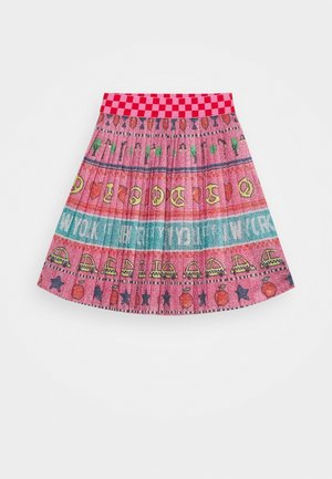 Różowa plisowana spódnica z czerwoną kratkowaną talią, zdobiona kolorowymi wzorami, w tym owocami, symbolami i gwiazdami na całej tkaninie.