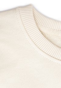 Maglione color crema con scollo a girocollo a costine e tessuto testurizzato. Presenta cuciture sottili e una consistenza morbida e liscia.