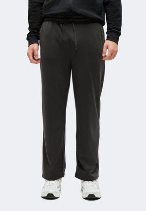 Pier One Sport by Zalando, ESSENTIAL TRAINING STRAIGHT LEG POLY TRICOT TROUSERS - Долнище на анцуг - dark grey