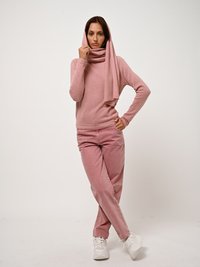 Maglione rosa chiaro con una sciarpa abbinata, entrambi realizzati in materiale morbido. Abbinato a pantaloni rosa chiaro e sneakers bianche. Design semplice e casual.