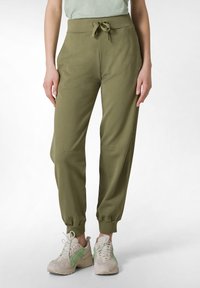Olijfgroene joggingsbroeken met elastische boorden, een koordtaille en zijzakken, gemaakt van zacht materiaal voor comfort.