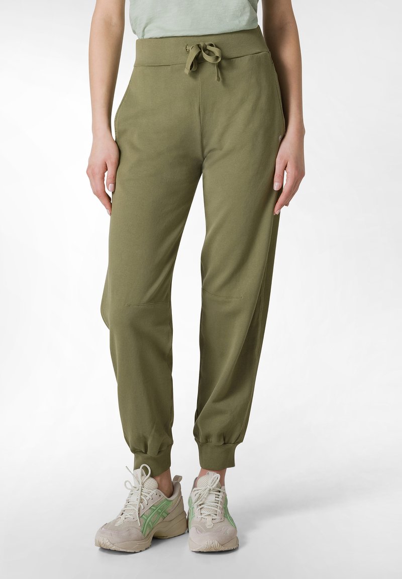 Olivgröna joggers med elastiska muddar, dragsko i midjan och sidofickor, tillverkade av mjukt material för komfort.