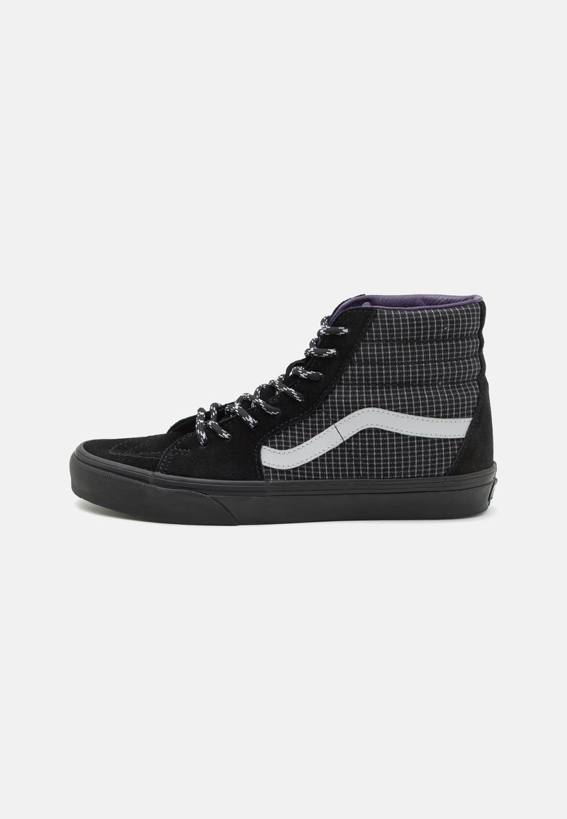 Wysokie sneakersy z czarnego zamszu i materiału w kratę. Posiadają białą paski boczne, czarne sznurówki i fioletowe wykończenie. Gumowa podeszwa.