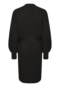 Musta neulemekko, jossa on ribbikuvio, pitkät puff-hihat, vyöllinen vyötärö ja keskipituinen muoto.