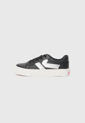 Svarta lädersneakers med en vit gummisula, med en silverfärgad zigzagmönster på sidorna och svarta snören.