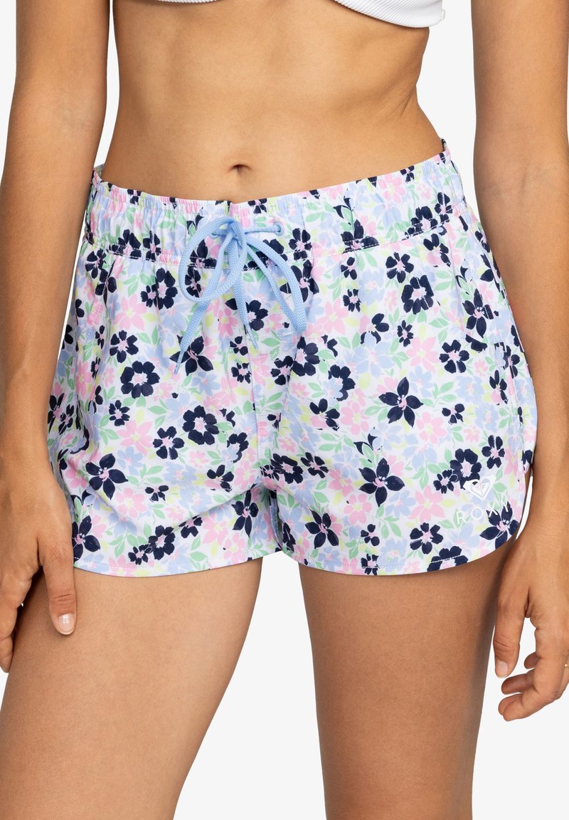 Shorts de bain floraux avec une base bleu clair, ornés de fleurs bleu marine, roses et vertes. Taille élastique avec cordon bleu.