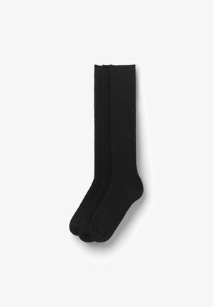Schwarze, kniehohe Socken mit glatter Textur, hergestellt aus einem weichen Stoff, mit verstärkten Fersen und Zehen für zusätzliche Haltbarkeit. Drei Paare sind ausgestellt.