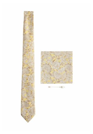 Gelbe Krawatte und passendes Einstecktuch mit weißem und braunem floralen Paisley-Muster sowie eine goldene und perlenbesetzte Reversnadel auf weißem Hintergrund.
