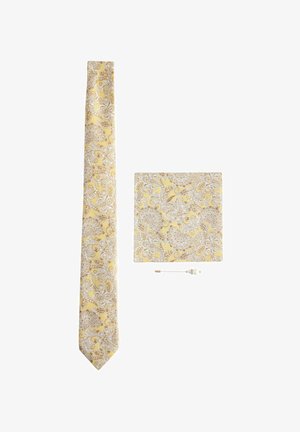 Gelbe Krawatte und passendes Einstecktuch mit weißem und braunem floralen Paisley-Muster sowie eine goldene und perlenbesetzte Reversnadel auf weißem Hintergrund.