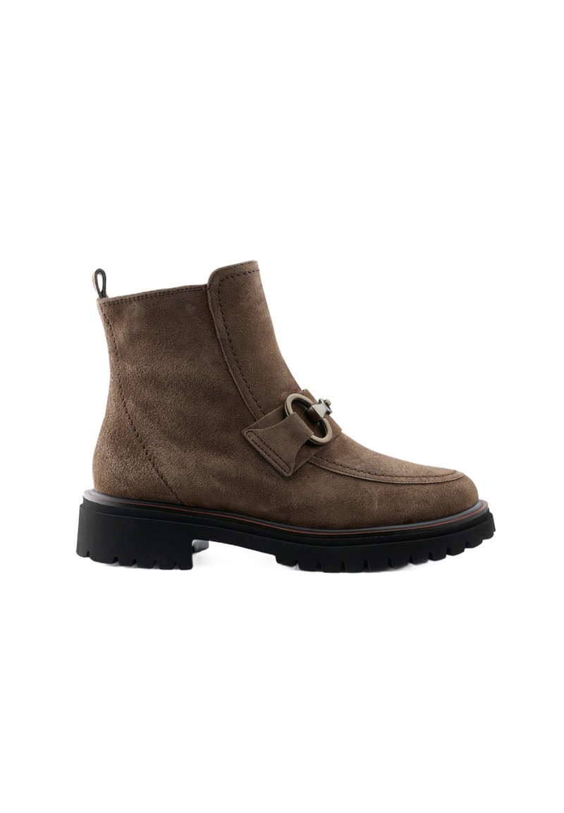 Bruine suede enkelboot met een ronde neus, ton-sur-ton stiksels, decoratieve gespsluiting en een chunky zwarte rubberen zool.