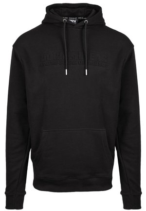 Zwarte hoodie gemaakt van zacht materiaal, voorzien van een voorzak, trekkoorden en een reliëflogo op de borst.