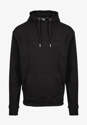 Zwarte hoodie gemaakt van zacht materiaal, voorzien van een voorzak, trekkoorden en een reliëflogo op de borst.
