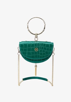 Turkis halvmåne crossbody-taske med krokodillemønster, gyldent kædehåndtag, stor gylden ringhåndtag og gylden frynse vedhæng på hvid baggrund.