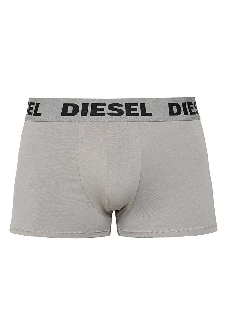 Szare bawełniane bokserki w dopasowanym kroju, z czarnym elastycznym paskiem z napisem "DIESEL". Gładka tekstura i brak widocznych wzorów.