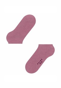Chaussettes de cheville roses avec une texture lisse, arborant "FALKE" et la taille "35-38" imprimés en violet foncé sur le dessous.