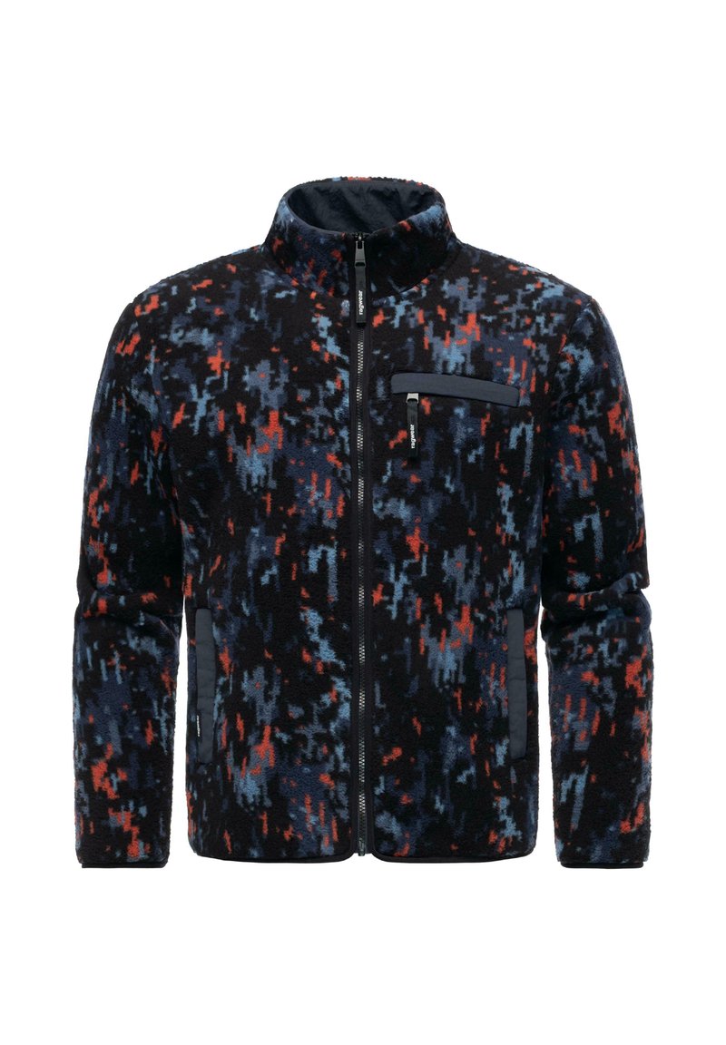 Giacca in fleece con colletto alto, chiusura frontale con zip e design a fantasia in nero, blu e rosso. Presenta una tasca sul petto e tasche laterali con zip.