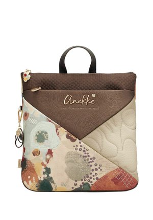 Quadratischer Rucksack mit braunem, beigem und farbenfrohem Blumen-Patchwork, mit einem oberen Griff, Reißverschlusstasche und goldenem "Anekke" Logo auf der Vorderseite.