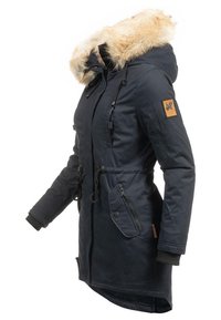 Marinblå parka med faux fur-huva, justerbar dragsko i midjan, dragkedjeficka, ribbade ärmslut och textilmaterial för hållbarhet.