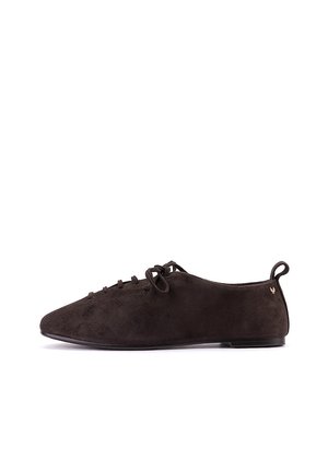 Zapato plano de ante marrón oscuro con cordones, puntera redondeada y lengüeta en el talón, mostrado de lado sobre fondo blanco.