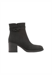 Bottine en daim noire avec un bout rond, un talon block et une sangle décorative avec un accent en boucle argentée. Texture lisse, design moderne.