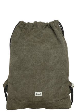 Olivengroene rugzak met trekkoord, zwarte koorden en een klein wit "forvert" label aan de voorkant onderin het midden.