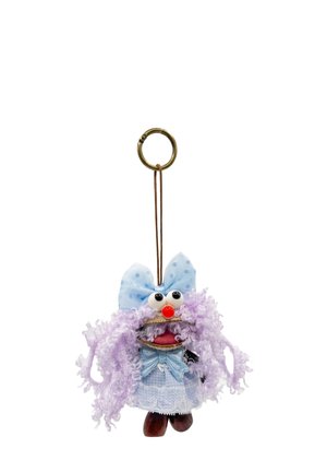 Portachiavi bambola con capelli ricci viola, grandi occhi, naso rosso, fiocco blu a pois, vestito blu e scarpe marroni appesi a un anello di ottone.