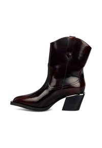 Bota de cowboy de punta afilada en cuero burdeos oscuro. Presenta un tacón en bloque angulado alto y detalles de costura vertical; acabado suave y brillante.