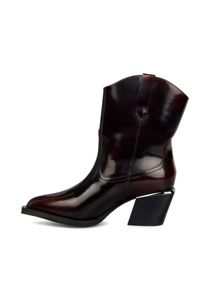 Bota de cowboy de punta afilada en cuero burdeos oscuro. Presenta un tacón en bloque angulado alto y detalles de costura vertical; acabado suave y brillante.