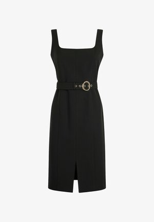 Abito nero senza maniche con scollatura quadrata e uno spacco frontale. Presenta un girovita aderente con una cintura e un dettaglio con fibbia circolare dorata.