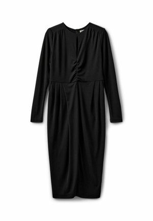Vestido negro hasta la rodilla con mangas largas, detalle fruncido en el centro del delantero y escote redondo con una pequeña abertura en forma de gota.